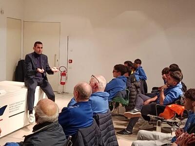 Successo per l'incontro dei ragazzi di AIA Carrara con l'arbitro di calcio internazionale Andrea Colombo