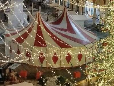 Sotto il tendone di Piazza Alberica bancarelle di artigianato locale, prodotti del territorio e lavori delle scuola
