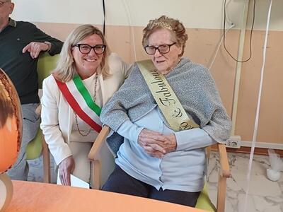 Festa alla rsa Regina Elena: la maestra Carla Crescioni ha compiuto 100 anni