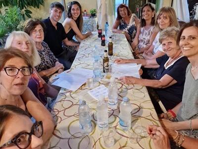 Cena tradizionale tra turiste storiche del nord Italia a Marina di Massa