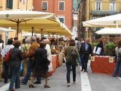 Riprendono sabato 3 gennaio gli appuntamenti con il mercato biologico e tipico in Piazza delle Erbe a Carrara