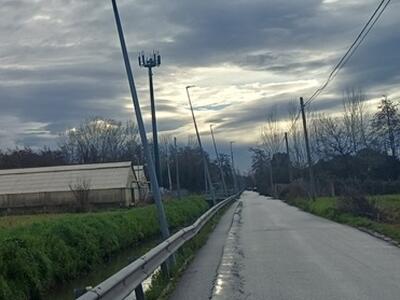 Cede l'argine del fosso in Via dei Loghi a Massa. la segnalazone di Fratelli d'Italia Massa