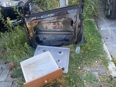 Portiera di un'auto abbandonata da tre settimana in via Ascoli
