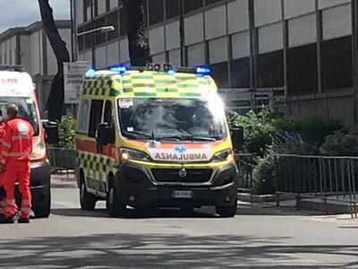 Incidente mortale tra due auto a Massa. Deceduto un uomo. Ferita, ma non grave, una donna