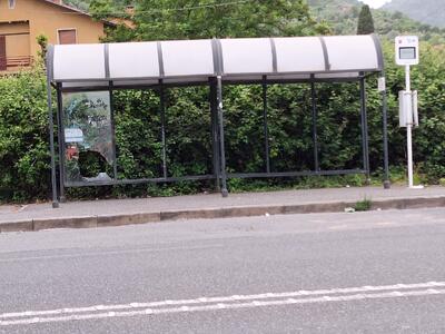 Pensiline a Carrara tra inciviltà e abbandono: imbrattate le nuove strutture, mentre le vecchie danneggiate restano un pericolo per i cittadini
