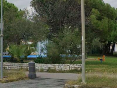 Piazza Calamandrei, il cuore di Ronchi e Poveromo nel degrado: la critica del gruppo consiliare del Pd di Massa