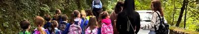 Staffetta di scuolabus a Castelpoggio per bypassare la frana e portare i bambini a scuola
