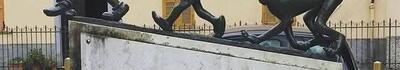 Il monumento ai cartoon Disney nella piazza di Pontremoli