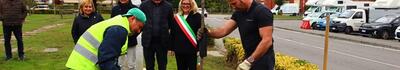 &#039;Un albero per ogni nuovo bimbo o bimba&#039;.  Piantati da Comune e Consorzio di Bonifica 35 alberi a Marina di Carrara