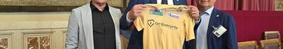 ll team del Giro della Lunigiana consegna la maglia oro Cardiosecuriy al cardiologo Costantino