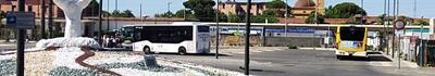 Stazione di Massa, traffico selvaggio al capolinea: bus e taxi bloccati dalle auto. Appello a Comune e Municipale: «Servono controlli e segnaletica luminosa»