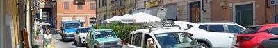 Due auto parcheggiate male e Carrara va nel caos: traffico bloccato fino al viale, odissea per una donna malata di diabete che si recava a Monterosso per le cure