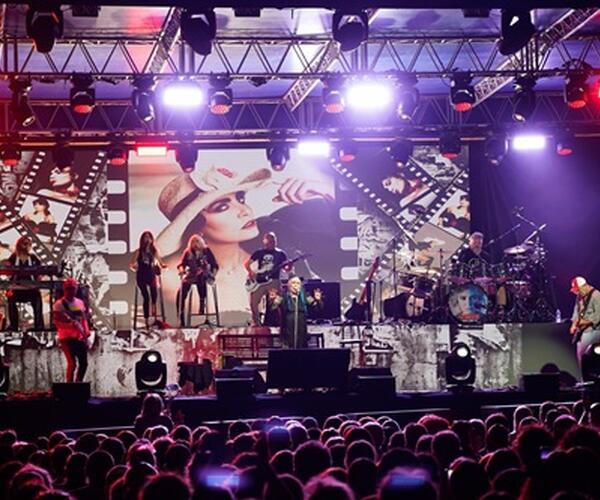 Loredana Bertè emoziona Carrara: grande successo per una delle più grandi icone della musica italiana