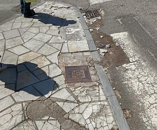 Marciapiedi dissestato in piazza Matteotti a Carrara: cade e si ferisce un'anzian