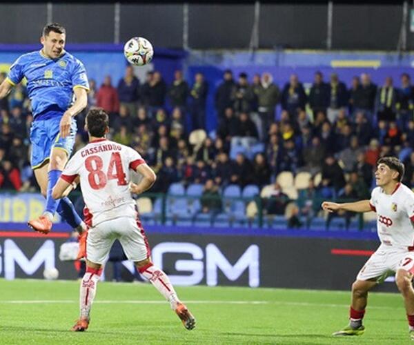 Carrarese Catanzaro 3 a 3:  vittoria sfumata per dubbie decisioni arbitrali