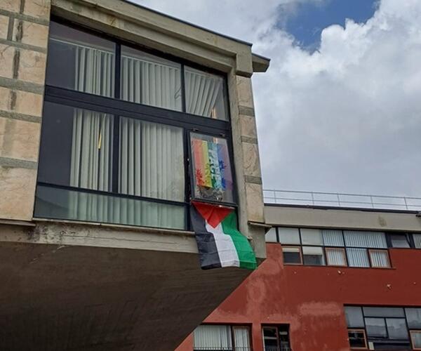 Bandiera della Palestina sul muro del comune: la lista del sindaco Arrighi risponde alle polemiche