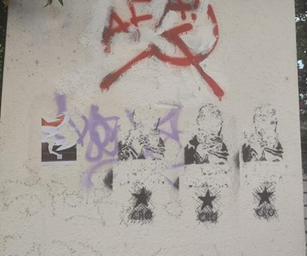 Imbrattato il muro del liceo Fermi di Massa: falce e martello e scritte che inneggiano a Antifaschistische Aktion collettivo internazionale di estrema sinistra