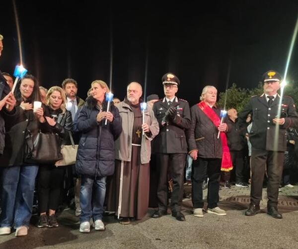 Massa, diecimila in piazza per Giacomo: la città si stringe nel dolore