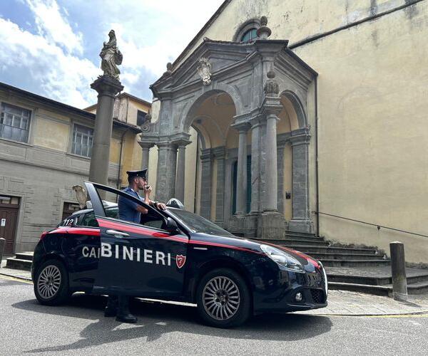 Carrara, controlli antidroga in Piazza Alberica: 30enne con dosi di cocaina nel pacchetto di sigarette arrestato dai Carabinieri