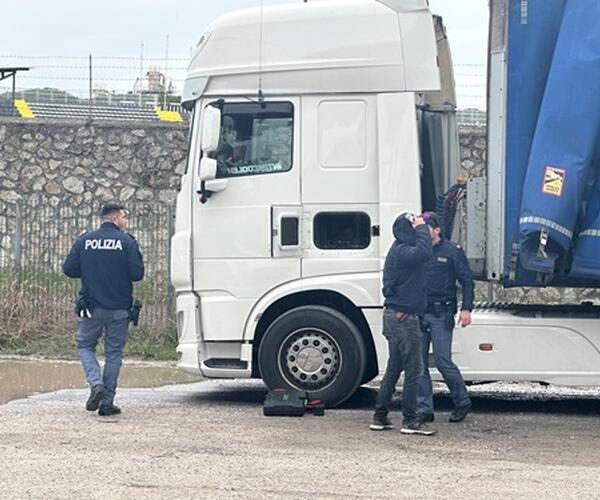 Camion con un quintale di cocaina a Massa: arrestato il camionista rumeno