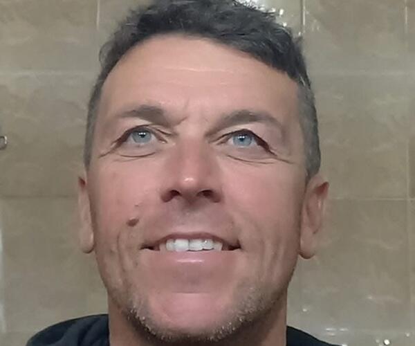 Un uomo di famiglia, appassionato di funghi e tifoso della Fiorentina: è Giacomo Bongiorni l'uomo aggredito e ucciso in pieno a centro a Massa davanti agli occhi del suo bambino