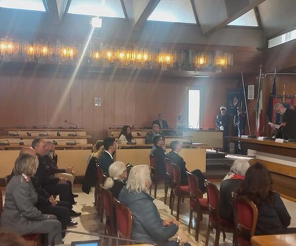 Il professor Bacelli paragona la Resistenza alla situazione attuale dell'Italia con il governo Meloni e il vicesindaco Cella lascia il consiglio comunale solenne per la Liberazione: i consiglieri di sinistra si indignano per il gesto del vicesindaco