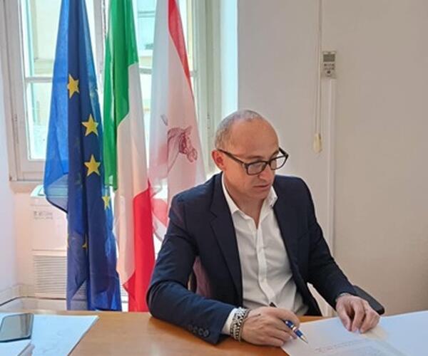 Intervenire subito per rimuovere il mezzo abbandonato in località Grottini nel Candia. Basta rimballi tra Massa e Carrara": la  richiesta di Guidi e Tenerani di FdI