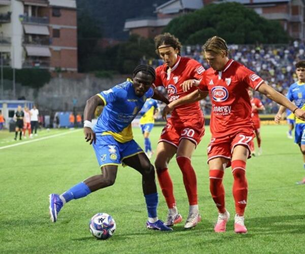 Esordio amaro per la Carrarese che lotta ma cade 1-2 in casa  contro il Mantova