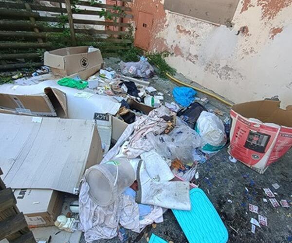 Extracomunitari occupano abusivamente case popolari chiuse perchè inagibili ad Aulla: l'esasperazione dei residenti della zona