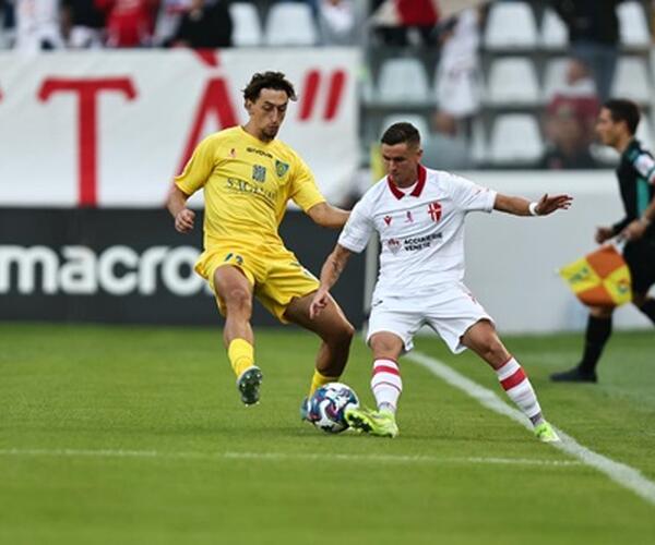 Esordio perfetto per mister Pagliuca: la Carrarese batte 2-0 il Padova e vince per la prima volta in stagione.