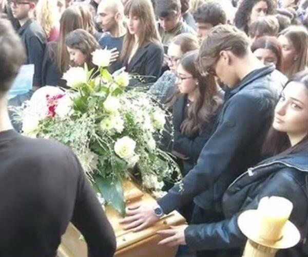 Quando i girasoli diventano preghiere: Massa ha dato l'ultimo saluto a Edoardo Mosti, morto a 19 anni nell'incendio della sua auto