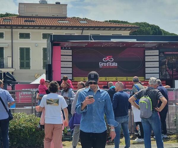 Rullano le catene delle biciclette: il Giro d'Italia accende Marina di Massa