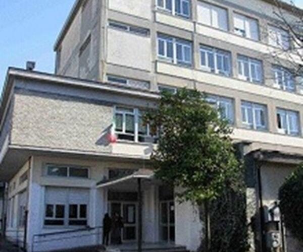 Caos scuole dopo il terremoto: alunni tenuti nei giardini o rimandati a casa. Il presidente della Provincia Valettini ha disposto  controlli su tutte le scuole superiori ma la decisione di sospendere le lezioni è dei sindaci o dei presidi