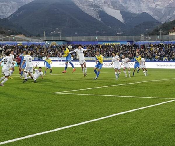 Carrarese 3-1 Spezia: derby al cardiopalma e il Dei Marmi canta “Tornerete in serie C”