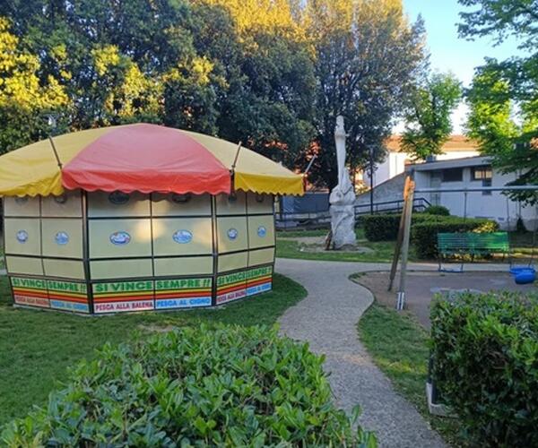 Celebrazioni per la Liberazione il 24 aprile e ad Avenza, davanti al monumento del Partigiano, oggi, c'è una giostrina  della Fiera di San Marco