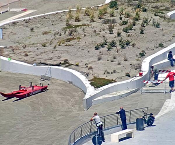 Passeggiata danneggiata a Marina di Carrara. Ultimati gli interventi di ripristino.