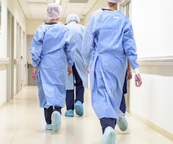 Picchia un&#039;infermiera all&#039;ospedale delle Apuane: arrestato