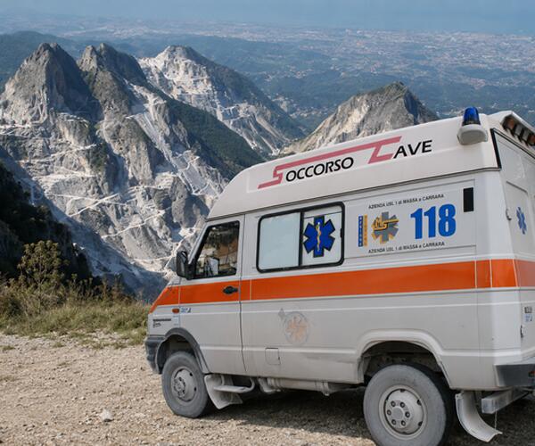 Cade un masso in una cava nel bacino di Colonnata: ferito a una gamba  un operaio