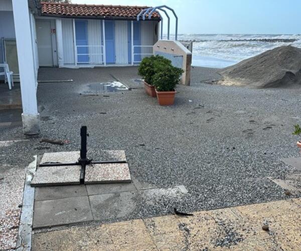 Regione Toscana assente mentre il mare si mangia le  spiagge apuane. Basta slogan e passerelle, servono interventi concreti: la richiesta di  Massimiliano Fornari e Marco Amorese  di FdI
