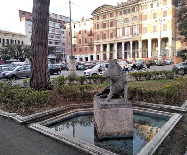 Segue le donne e compie atti osceni in pubblico: segnalata la presenza di un uomo di origine straniera nel centro di Carrara