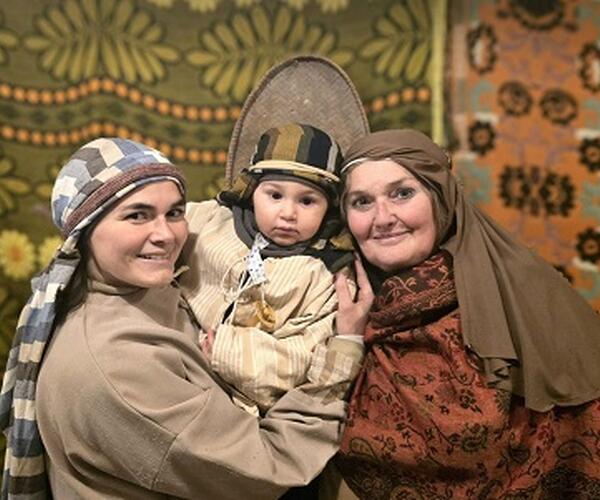 Natale nel paese e nella grotta di Equi. Nonna, figlia e nipote insieme al presepe vivente. Antonietta: &quot;Da 35 anni la mia famiglia non è mai mancata alla natività&quot;