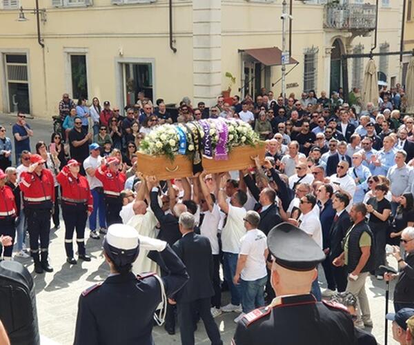 "Vola Giacomo": Massa ha dato il suo ultimo saluto a Bongiorni. Il vescovo Vaccari: "Ha fatto la cosa giusta"