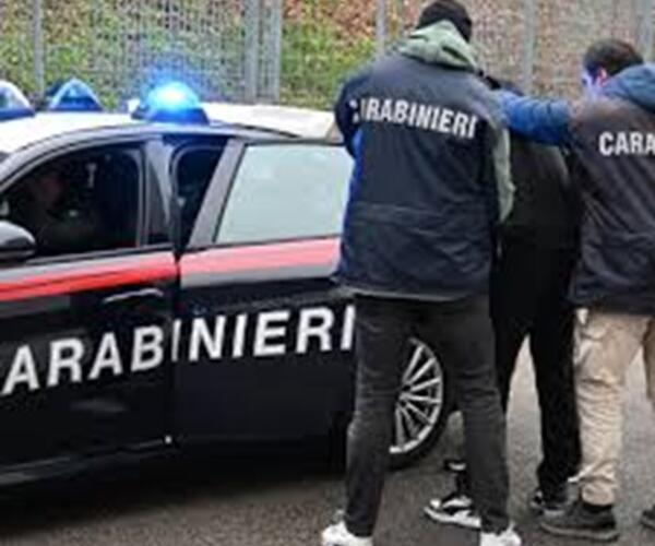 Dà in escandescenze e aggredisce un cittadino italiano davanti al Penny Market di via Pellegrini a Massa: arrestato un magrebino