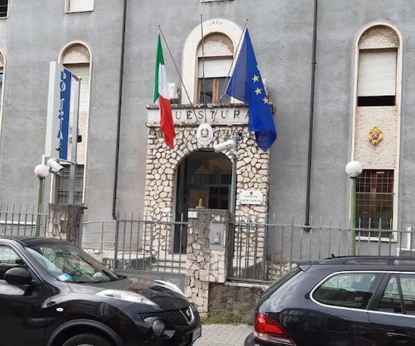 Un uomo di 70 anni perseguita la vicina di casa di 57: il questore emana un provvedimento per stalking