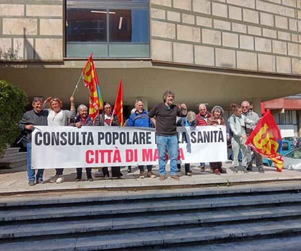 Mancano medici in neuropsichiatria infantile, quasi  impossibile prenotare visite e  il Monoblocco in stallo: questi e altri i temi nella protesta del sit -in dei comitati  per la salute sotto al comune di Carrara