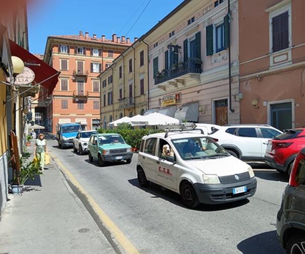 Due auto parcheggiate male e Carrara va nel caos: traffico bloccato fino al viale, odissea per una donna malata di diabete che si recava a Monterosso per le cure