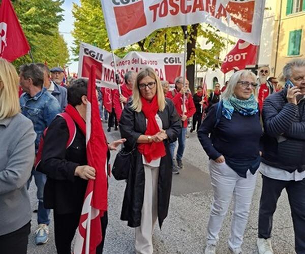 Centinaia di manifestanti  a Massa tra cui  anche il sindaco di Carrara Serena Arrighi  in difesa dei propal che invasero i binari