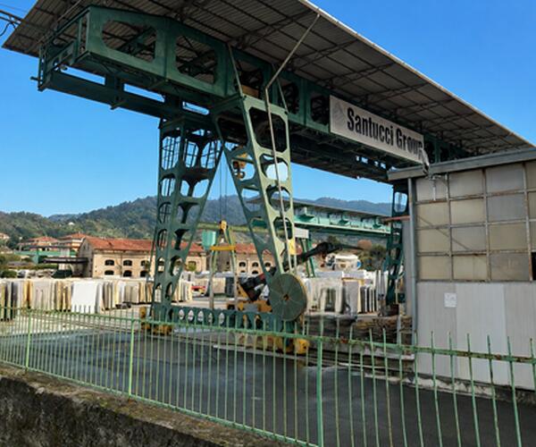 Muore schiacciato dalle lastre di marmo un operaio di 44 anni a Carrara