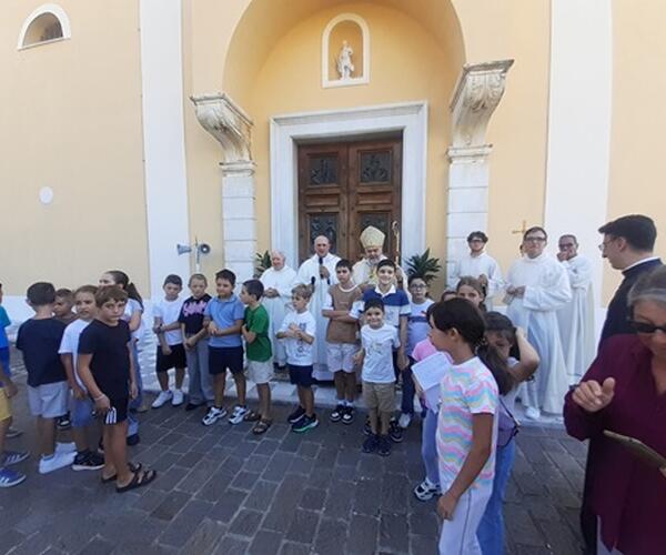 Mirteto riabbraccia la sua Pieve, ma la festa è macchiata dal furto a Don Stefano: «Rubati 5mila euro della chiesa, aiutateci