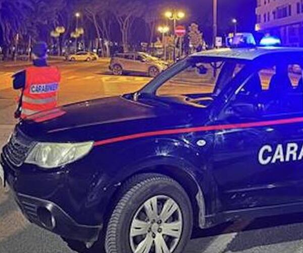Rubano lo zaino a dei turisti e scassinano tre auto in sosta: arrestati dai carabinieri due delinquenti  stranieri